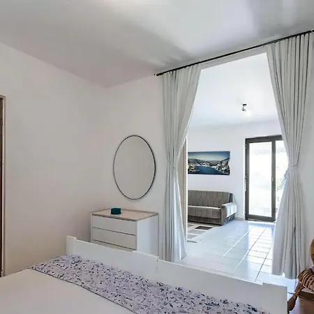 Cozy In With Outdoor Swimming Pool Appartamento Pola