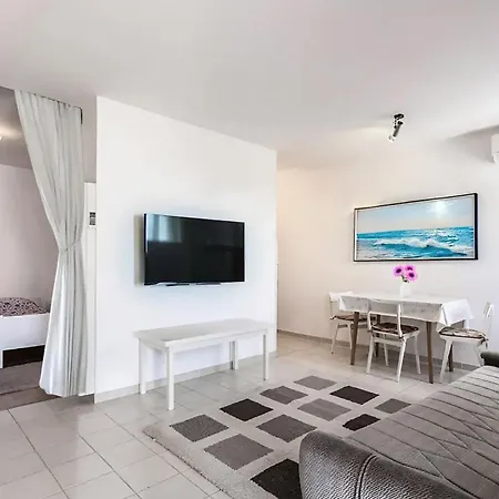 Cozy In With Outdoor Swimming Pool Apartamento *