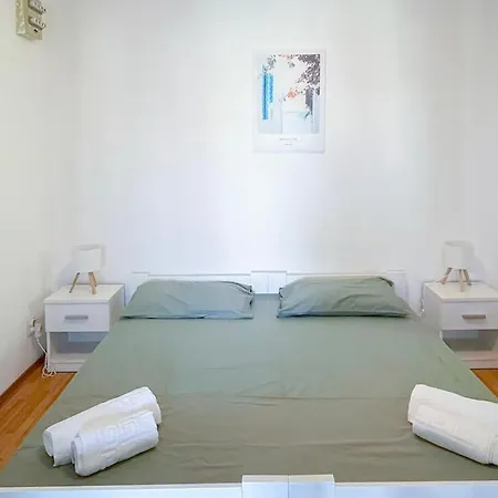 アパート Cozy In With Outdoor Swimming Pool プーラ